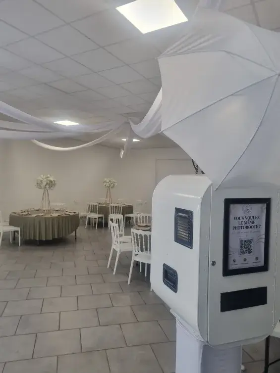 Photobooth installé dans une salle de réception de mariage